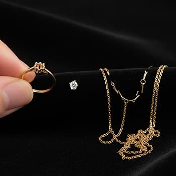 壊れたネックレスのイメージ